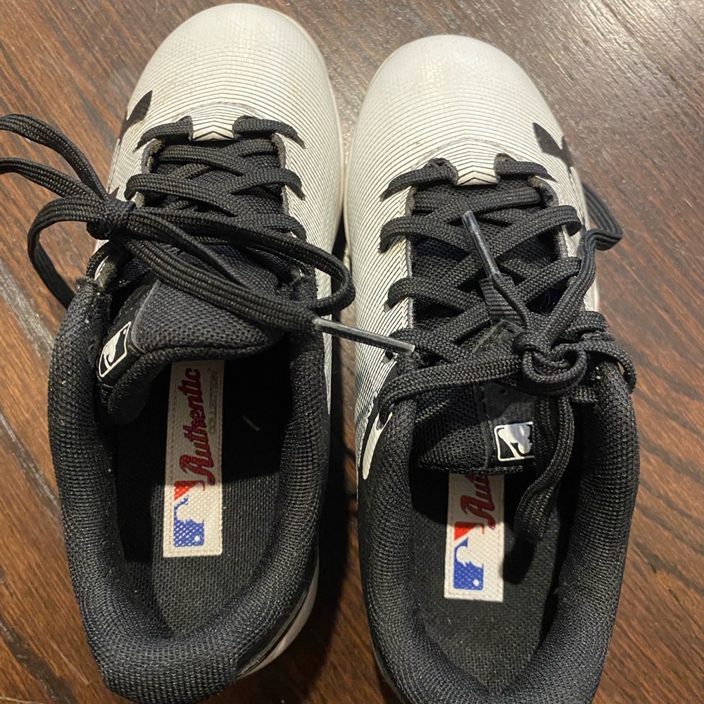 Like new Under armour baseball cleats size 12 k